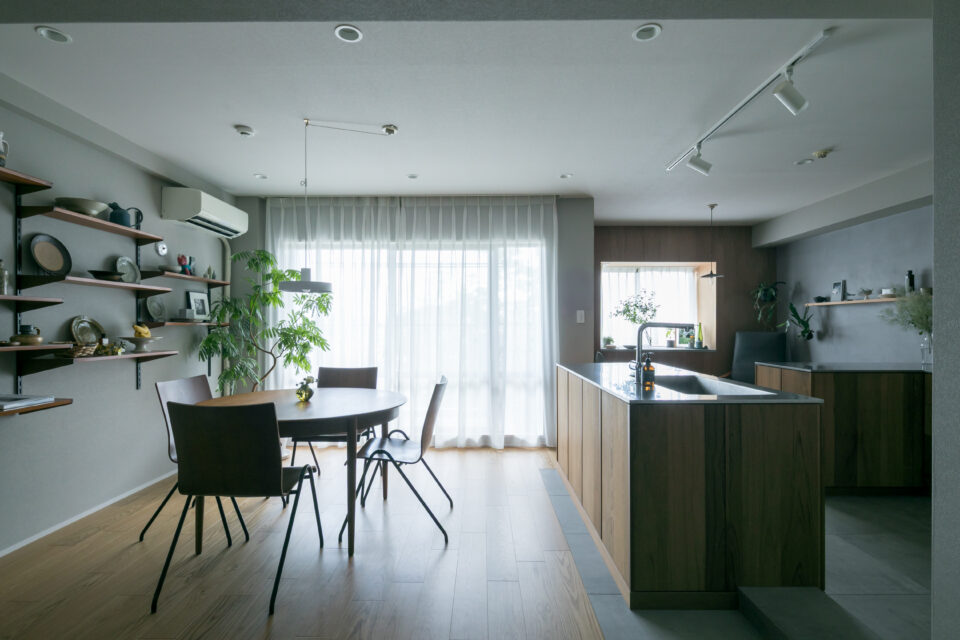 想いをかたちに、光と素材が調和するキッチンのある暮らし