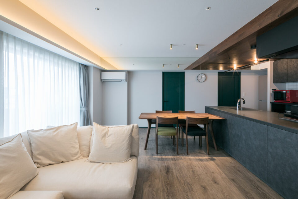 PLAN STORY 42『光と暮らす家。照明デザイナー夫婦が叶えた、奥行きある住まい』