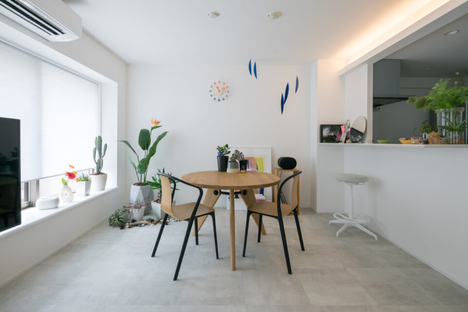 家具で遊ぶ、シンプルで居心地の良い住まいへ