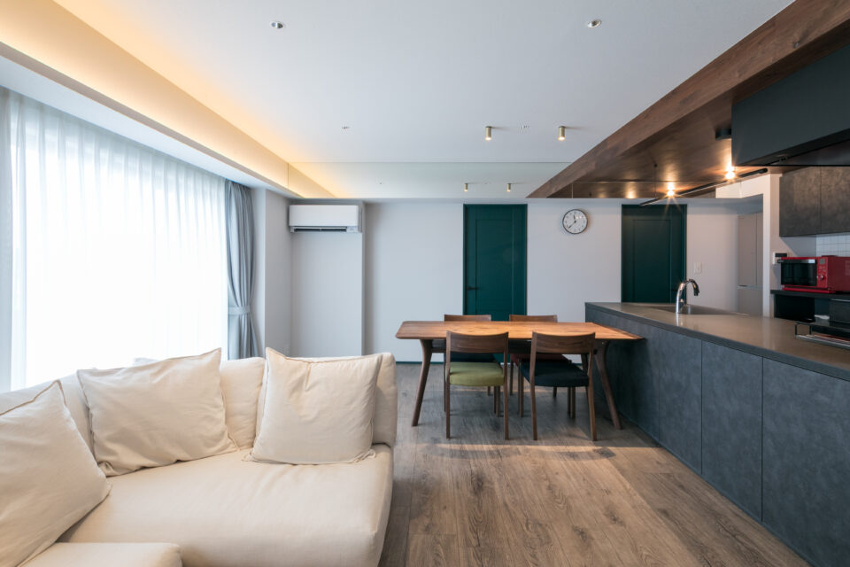 光と暮らす家。照明デザイナー夫婦が叶えた、奥行きある住まい