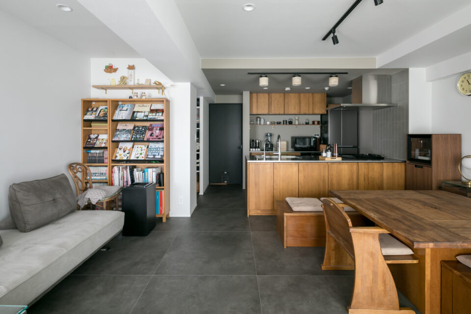 PLAN STORY 43『整えることで生まれた心地よさ―グレーを基調にした洗練リノベーション』