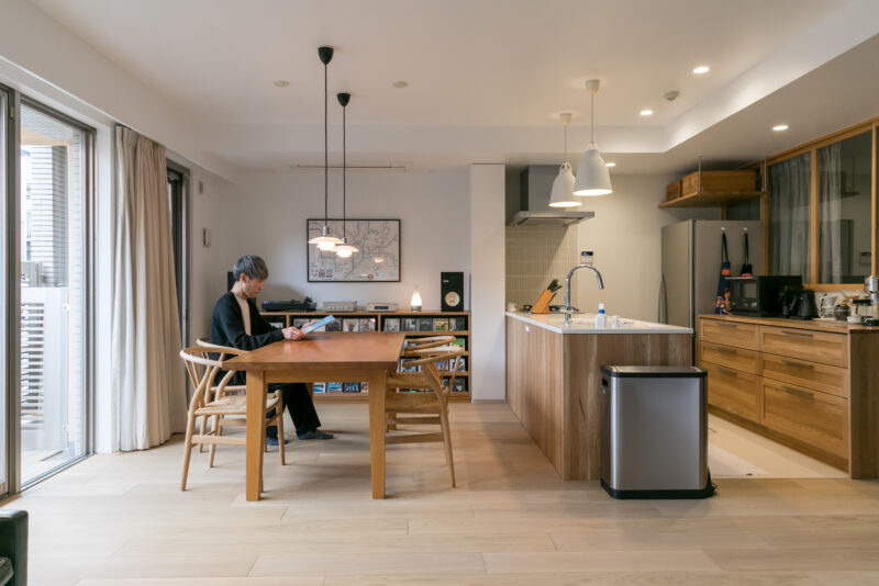 光と名作家具が調和する、心地よき「終の住処」