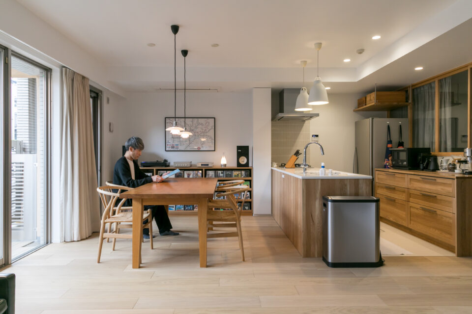 光と名作家具が調和する、心地よき「終の住処」